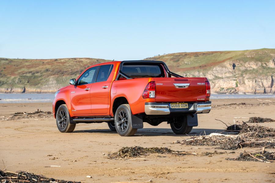  Toyota Hilux Invincible X Double Cab 2018 года  (UK) (фото 19 из 40)